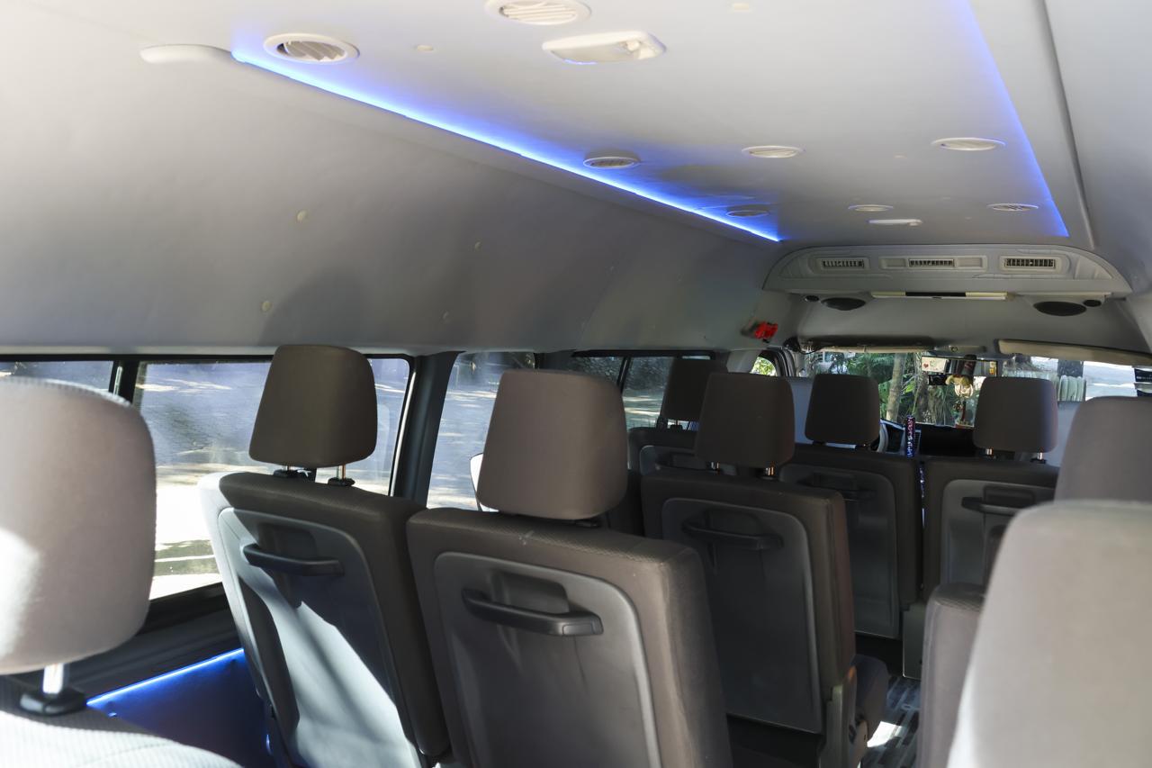 Interior cómodo y moderno de un vehículo Intervan